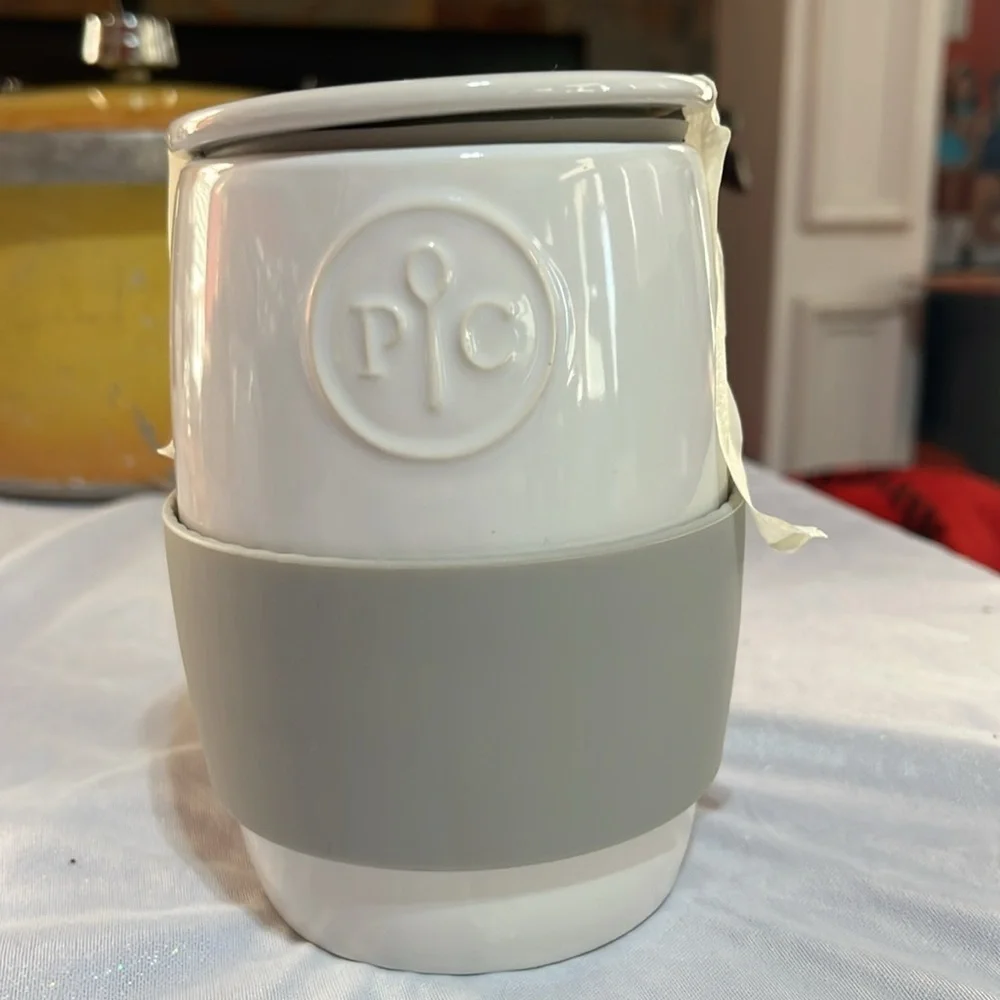 Pampered Chef CERAMIC EGG COOKER 2 cup Up to 4 Eggs No boil-over Lid w/vent hole